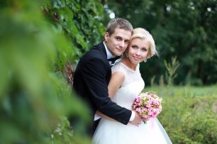 Жених и невеста у живой изгороди