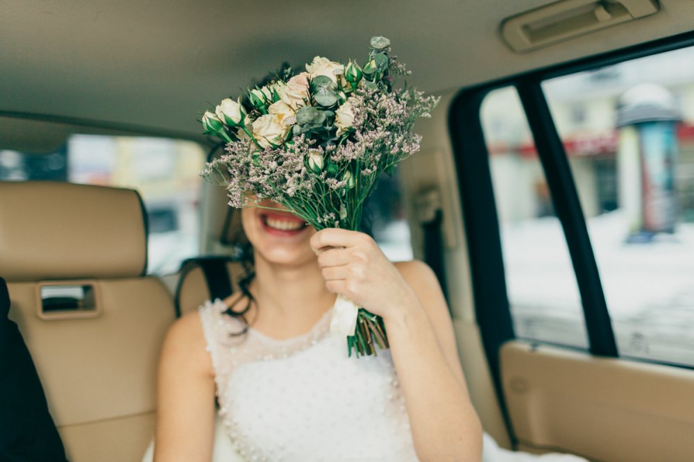 Невеста в автомобиле, букет невесты