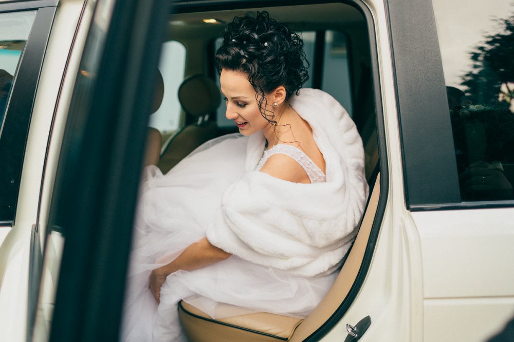 Невеста в свадебном авто