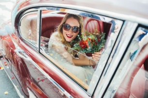 Невеста с красным свадебным букетом