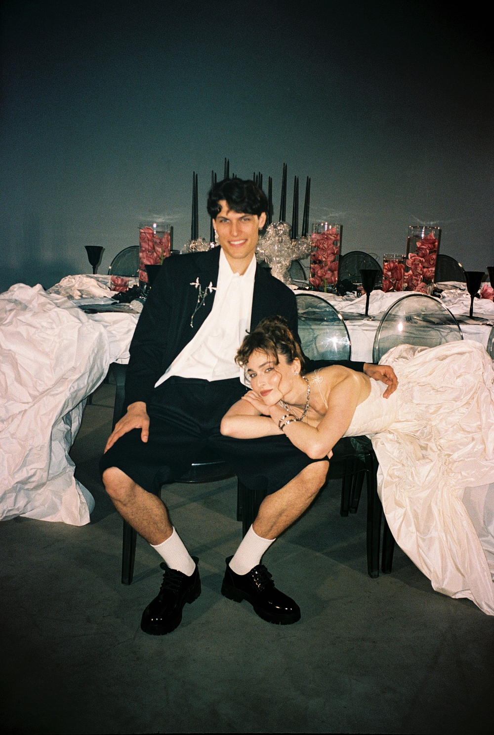 Пленочные кадры пары в декоре