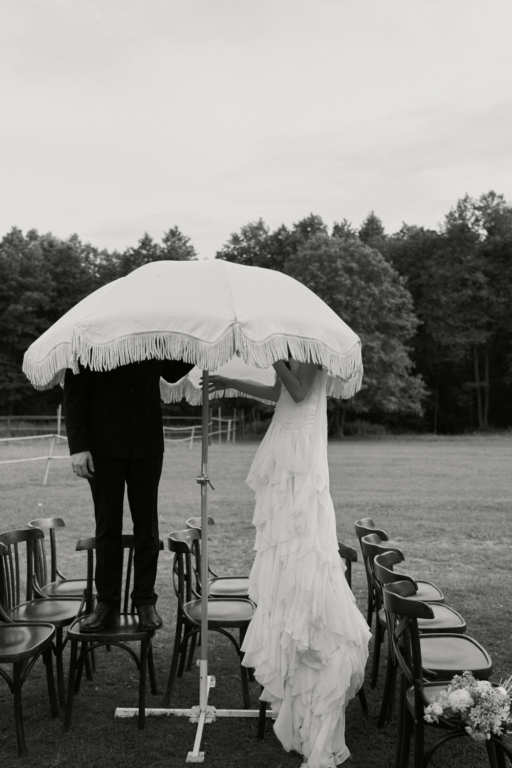 Стильная летняя свадебная фотосессия пары