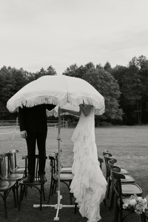 Стильная летняя свадебная фотосессия пары