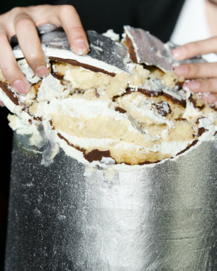 Свадебный торт едят руками