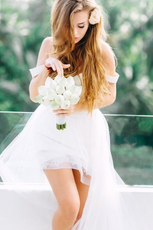 Невеста с букетом из лотосов