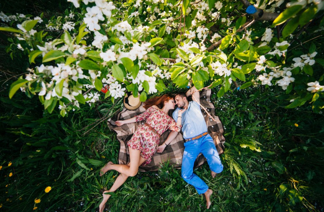 фотосессия love story в цветущем саду, фотограф МАРИНА ЛОБАНОВА