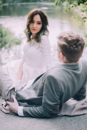 Нежная свадебная фотосессия на берегу озера