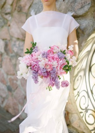Букет невесты с пионами и сиренью