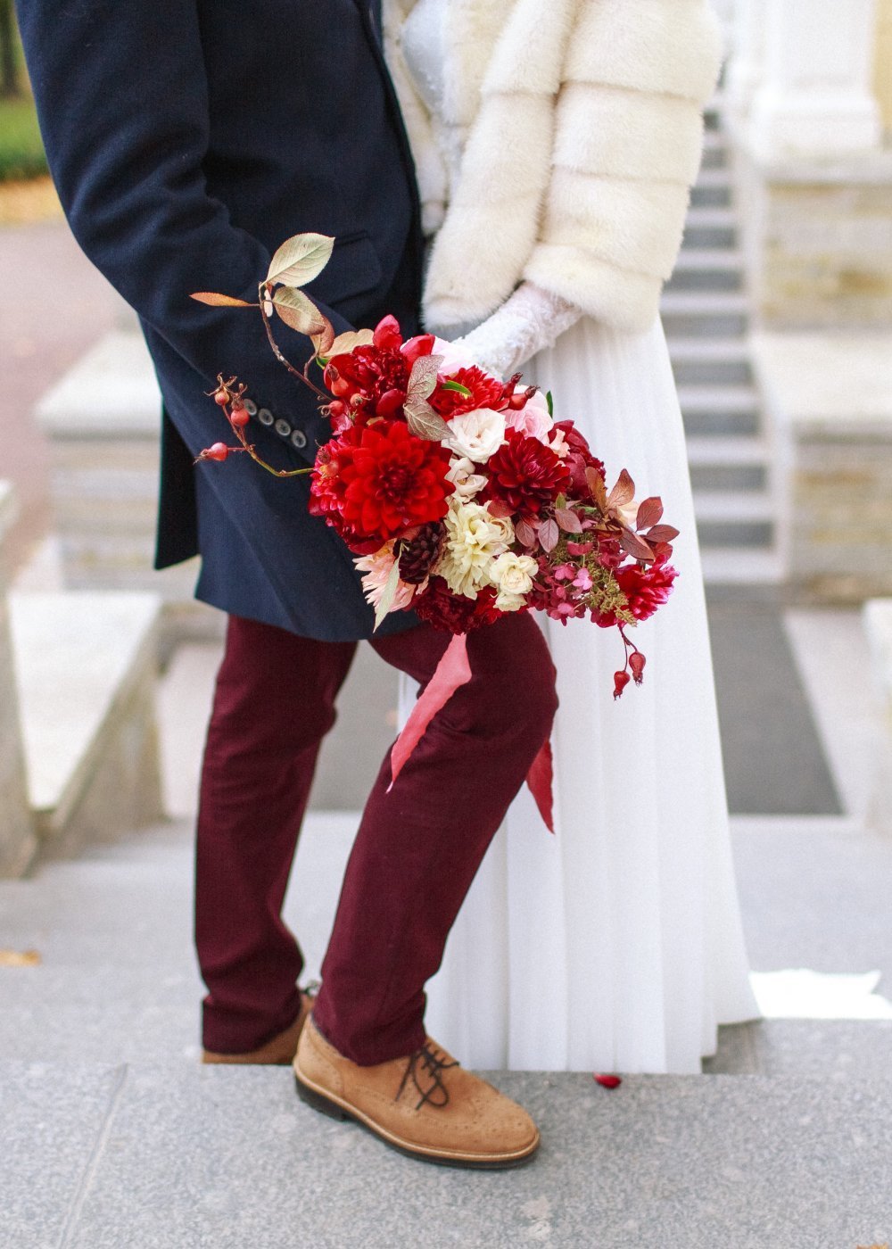 Букет невесты в ярко-алом цвете