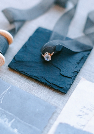 свадьба в голубом цвете, обручальное кольцо с камнем, фотограф ЛУИЗА СМИРНОВА