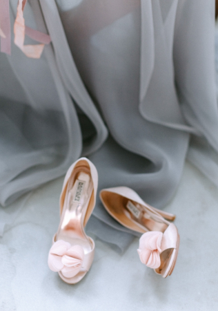 свадебные туфли с тканевым декором, фотограф ЛУИЗА СМИРНОВА