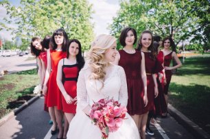 Подружки невесты в бордо