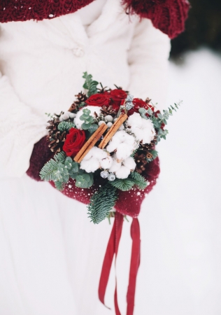 зимний букет невесты с хвойными ветками, шишками, хлопком, красными розами и палочками корицы, фотограф КАТЯ ТРУШ