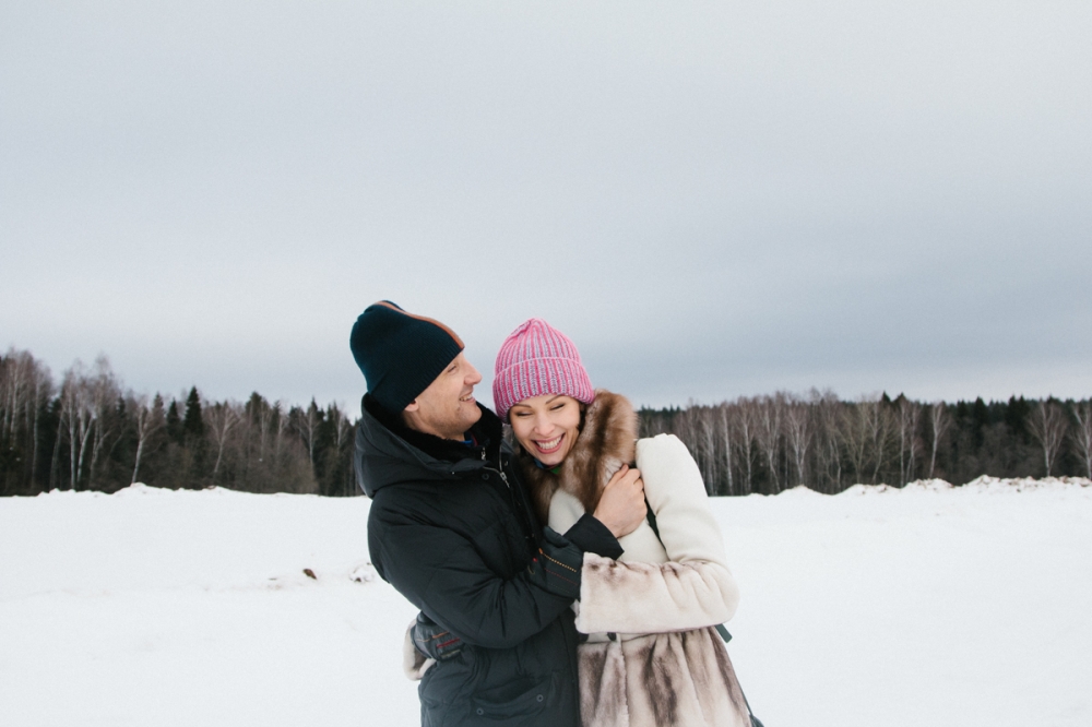 Зимняя история любви в снежных полях на природе