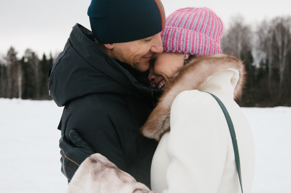 Зимняя история любви в снежных полях на природе