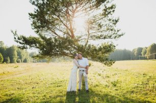 Прогулка жениха и невесты на природе