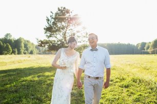 Прогулка жениха и невесты в день свадьбы