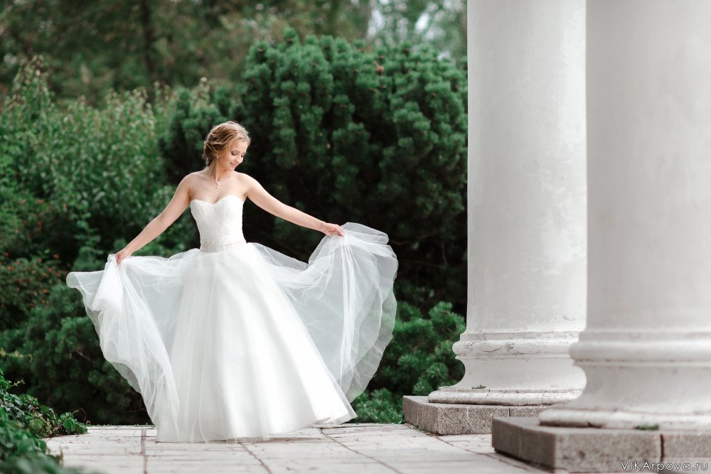 Белое свадебное платье с классическим корсетом