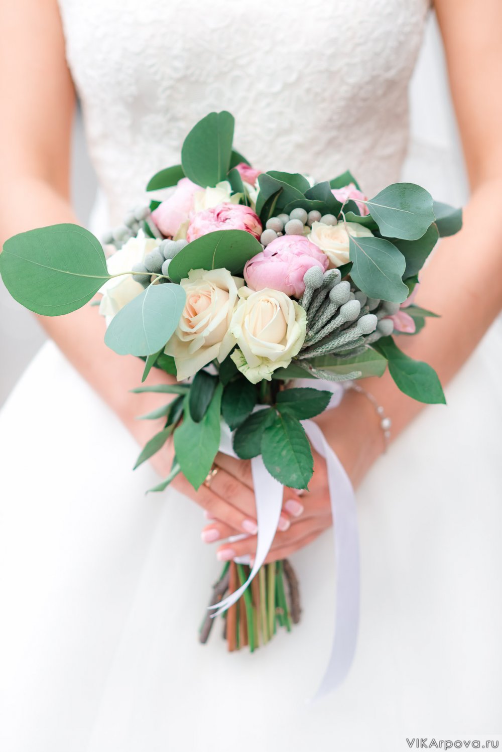 Букет невесты с розами, эвкалиптом и пионами