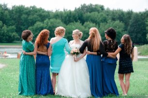 Фото с подружками невесты рядом с усадьбой