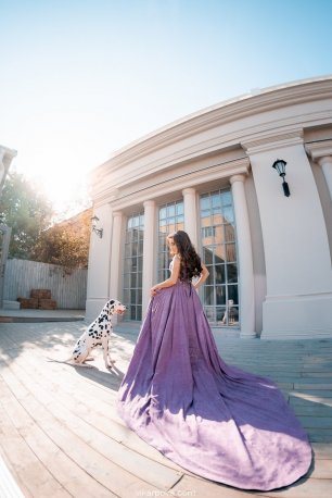 Фотосессия с долматинцем в фиолетовом платье со шлейфом