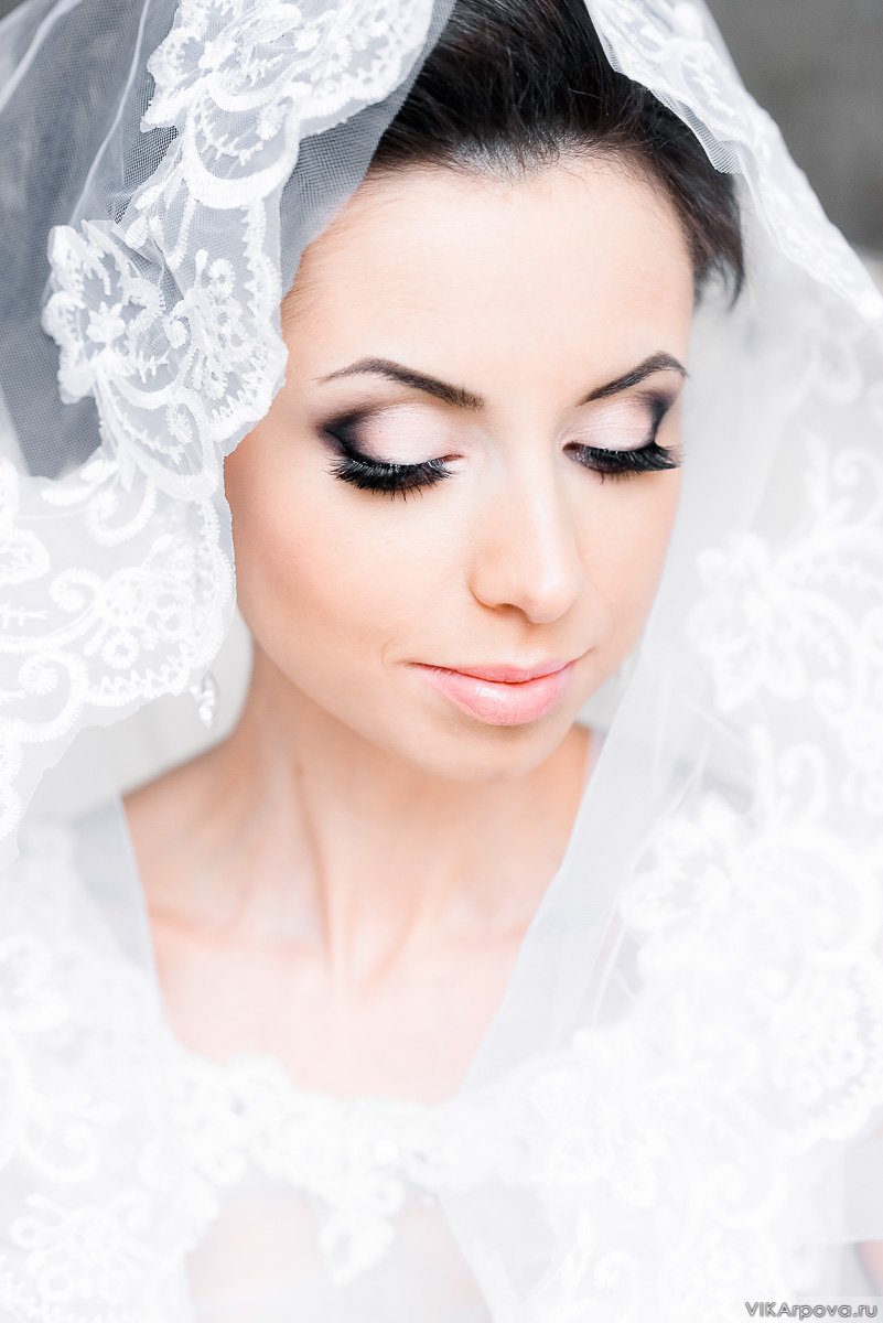 Классический макияж невесты в бледно-розовом цвете