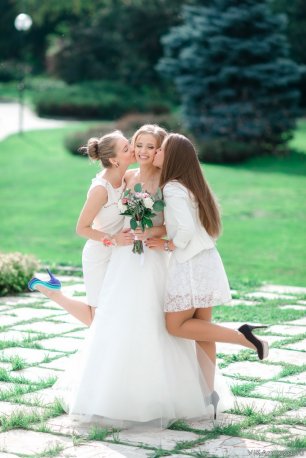 Милое фото с подружками невесты в ботаническом саду