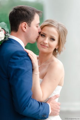 Нежный поцелуй жениха