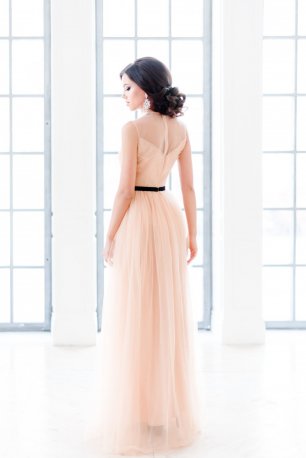Платье подружки невесты. Персиковое платье. Студийная съемка.