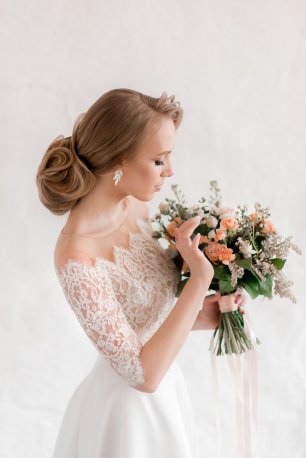 Портрет в студии. Низкий пучок