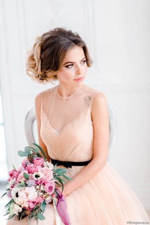 Пудровое платье