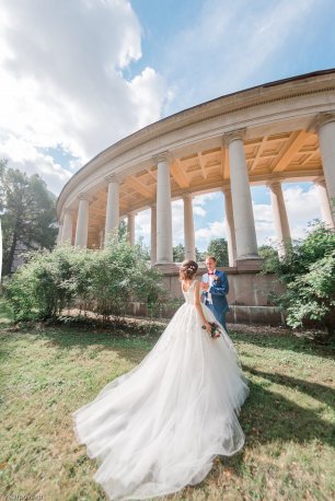 Шикарное пышное платье со шлейфом в лучах солнца