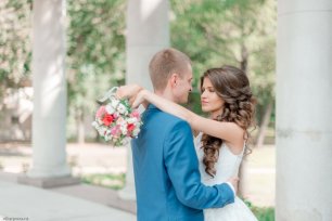 Светло-голубой костюм жениха