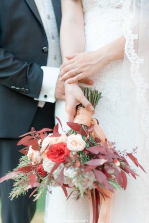 Яркий букет в бордовых тонах с лентами