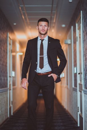 Жених в черном свадебном костюме