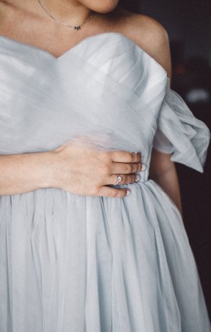 Свадебное платье в сером цвете