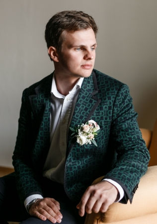 жених в зеленом пиджаке с принтом, фотограф ЛЕНА ЗАЩИТИНА