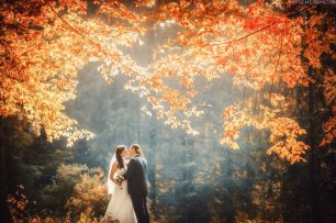 Осенняя прогулка жениха и невесты в парке