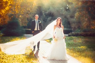 Осенняя прогулка жениха и невесты в парке