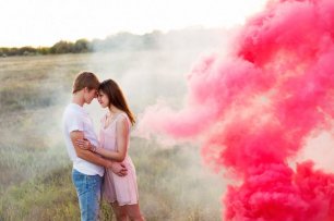 Фотосессия с розовым дымом