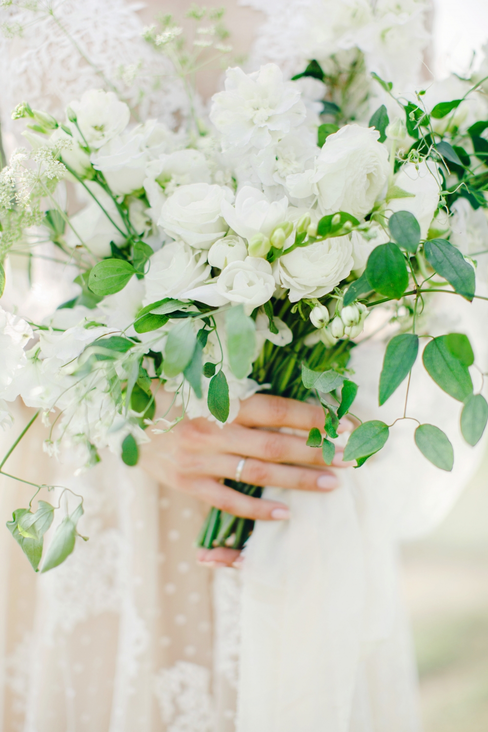 Воздушный букет невесты в одном цвете