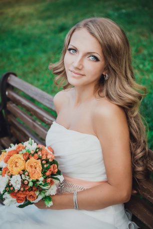 Нежная невеста с оранжевым букетом
