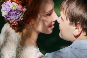 Цветы в свадебной прическе