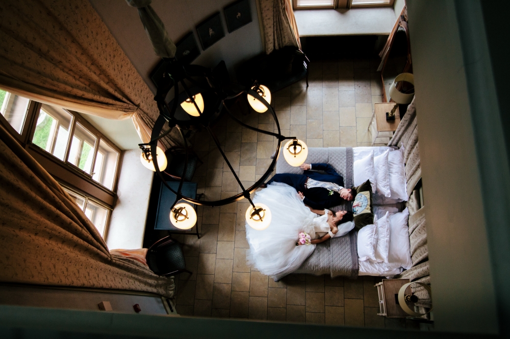 Жених и невеста в номере отеля "Замок БИП"