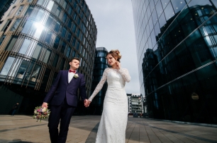 Жених, невеста и урбанистический пейзаж