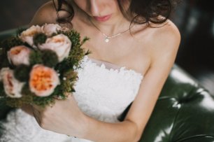 Милая подвеска с камнем