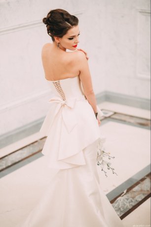 Элегантное платье с бантом на спине