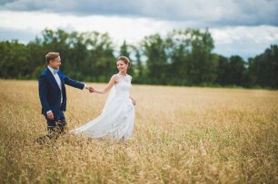 Прогулка жениха и невесты в поле