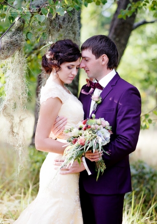 фиолетовый костюм жениха, фотограф СВЕТЛАНА ШУМСКИХ