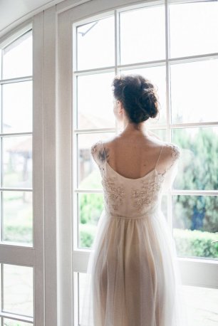 Бежевое платье на тонких брителях